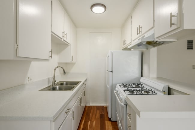 1808 N Harvard Blvd in Los Angeles, CA - Foto de edificio - Building Photo