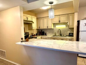 6169 Knoll Wood Rd, Unit Apt 104 in Willowbrook, IL - Foto de edificio - Building Photo