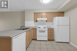 25 Kingsbridge Garden Cir in Mississauga, ON - Building Photo - Building Photo