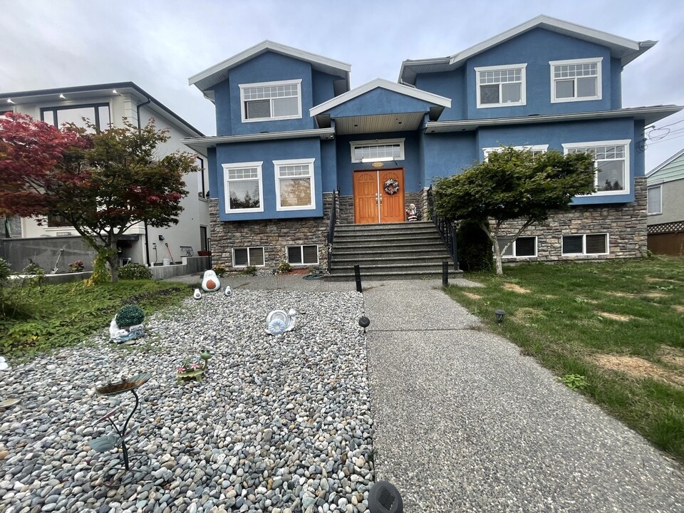 3935 Southwood St in Burnaby, BC - Building Photo