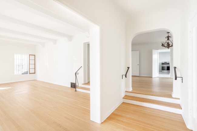165 S Mansfield Ave in Los Angeles, CA - Building Photo - Building Photo