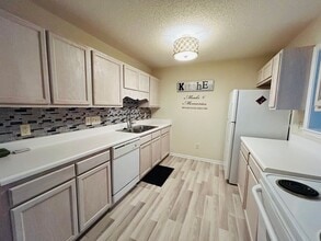 7151 W Friendly Ave in Greensboro, NC - Building Photo - Building Photo