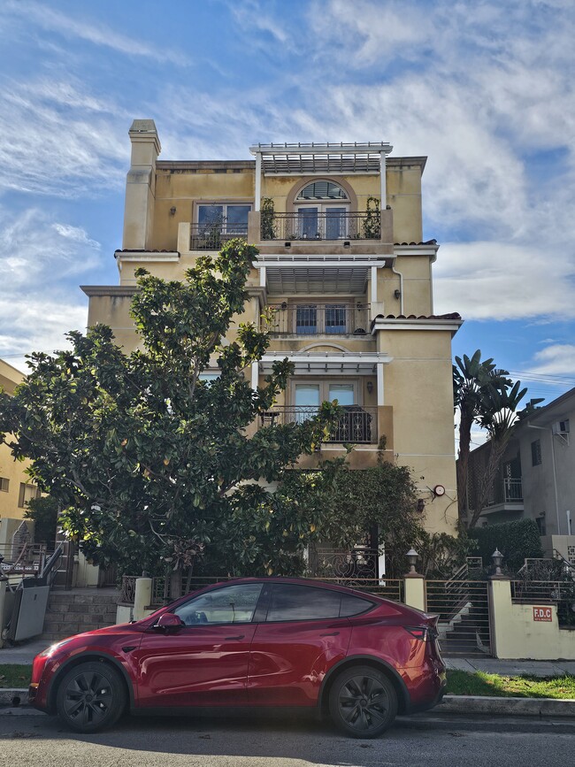 property at 927 S Wooster St