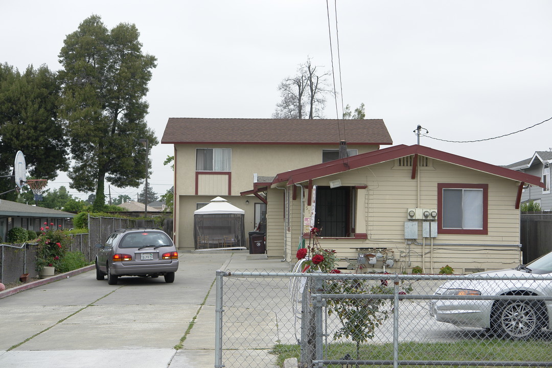 514 Blossom Way in Hayward, CA - Building Photo