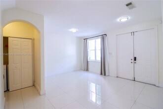 3116 NW 101st Pl in Doral, FL - Building Photo - Building Photo