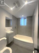 245 Mohawk Rd E in Hamilton, ON - Building Photo - Building Photo