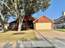 2604 Hidden Creek Dr in Pearland, TX - Building Photo