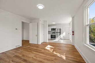 209 N Spring St in Winston-Salem, NC - Foto de edificio - Building Photo