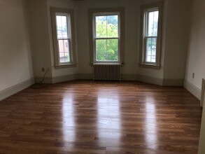 4 Weston St, Unit Apt. 2 in Augusta, ME - Foto de edificio - Building Photo