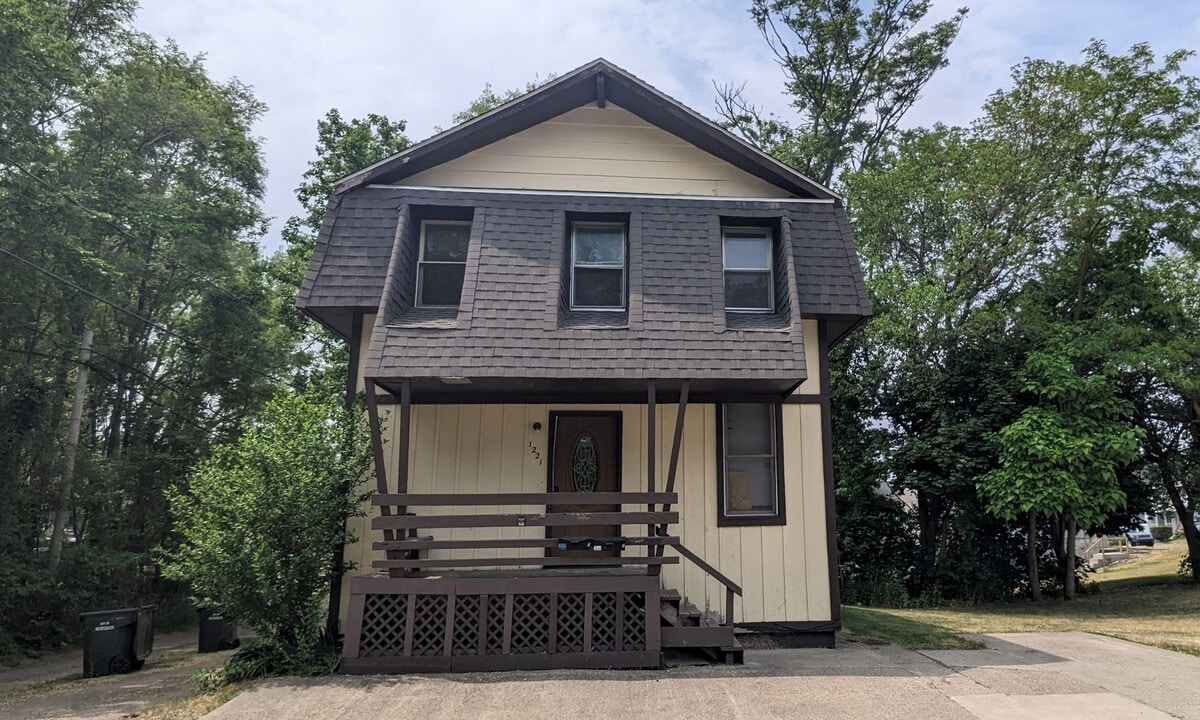 1221 6th St in Muskegon, MI - Building Photo