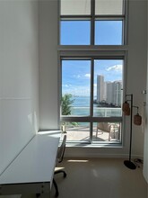 300 S Biscayne Blvd in Miami, FL - Building Photo - Building Photo