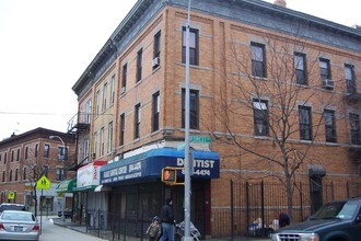 68-38 Forest Ave in Ridgewood, NY - Foto de edificio - Building Photo