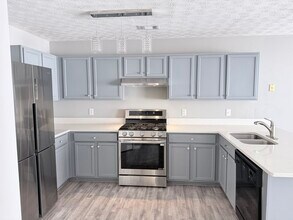 686 W Oaks Dr in Woodstock, GA - Building Photo - Building Photo
