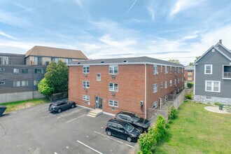 89 E. Squantum Street in Quincy, MA - Foto de edificio - Building Photo