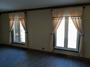 1343 Woodview Ln in Glenview, IL - Building Photo - Building Photo