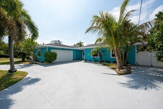 4643 Bay Crest Dr in Tampa, FL - Building Photo - Building Photo