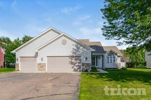 1823 Evergreen Ln in Shakopee, MN - Building Photo