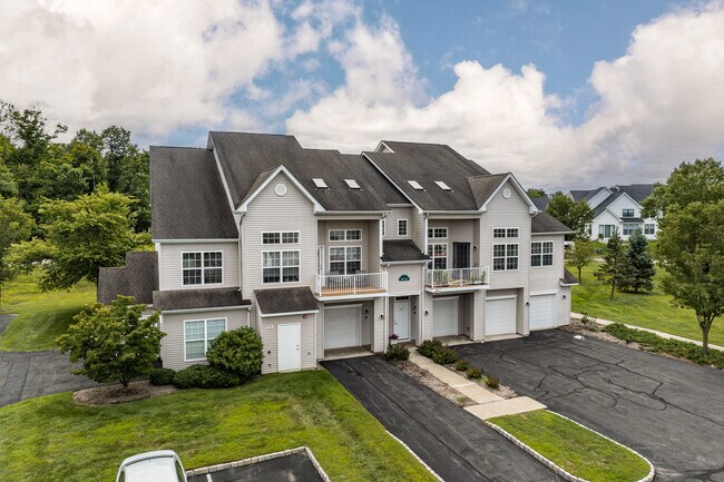 Rivercrest Apartments in Wappingers Falls, NY - Foto de edificio - Building Photo