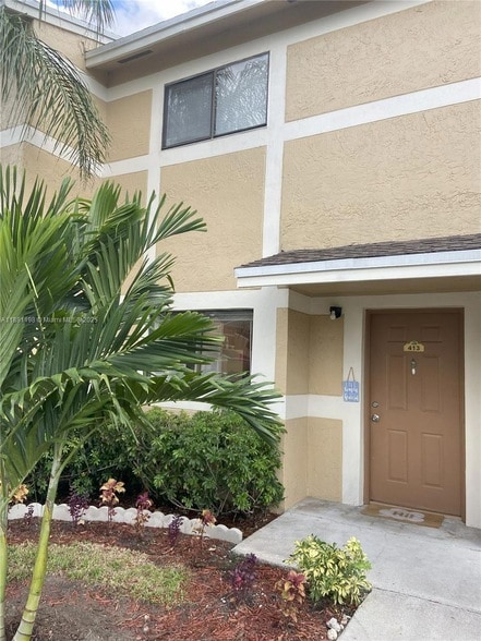 413 Palm Cir E in Pembroke Pines, FL - Building Photo - Building Photo
