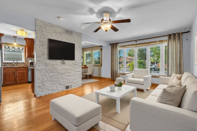 1665 S Elm St in Des Plaines, IL - Building Photo - Building Photo