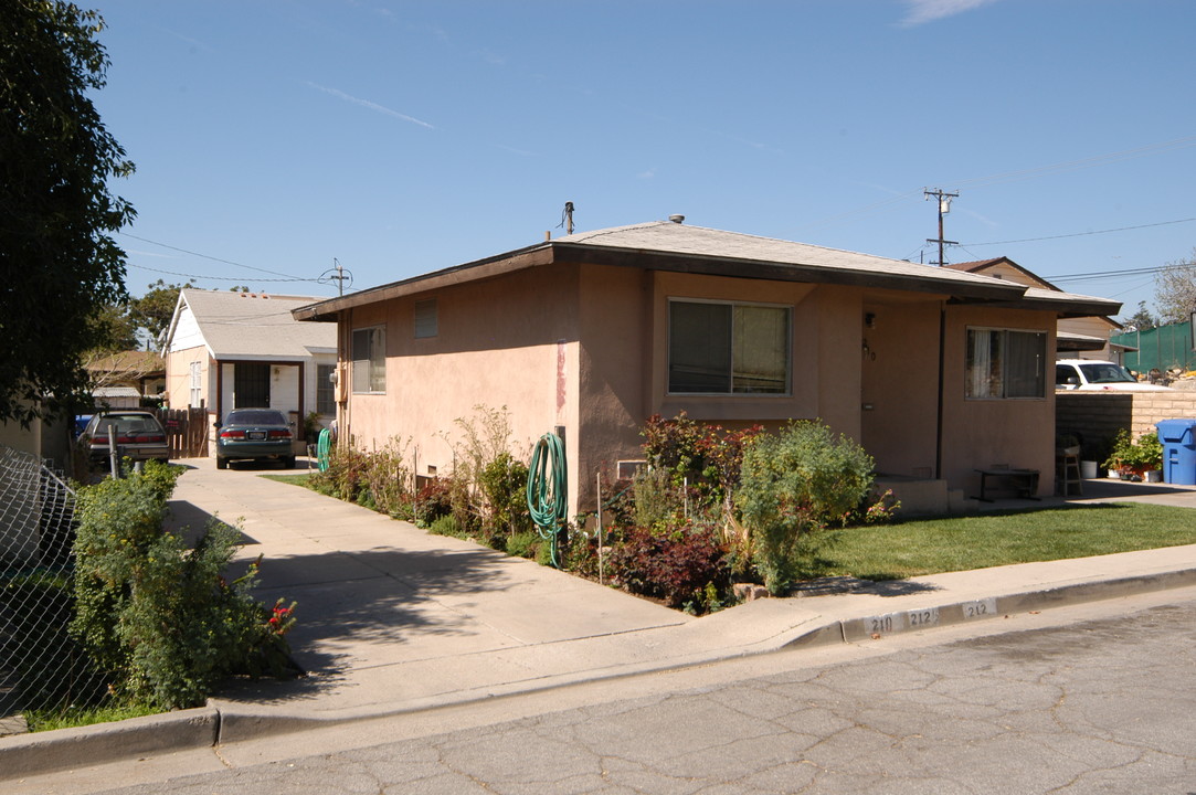 210-212 1/2 Brett Way in Santa Paula, CA - Building Photo