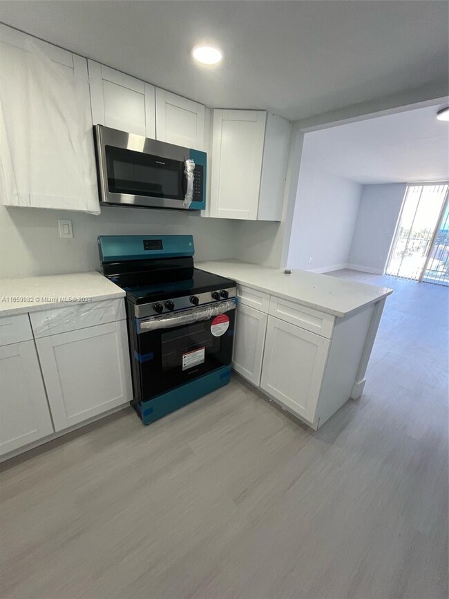 7850 Byron Ave in Miami Beach, FL - Building Photo - Building Photo