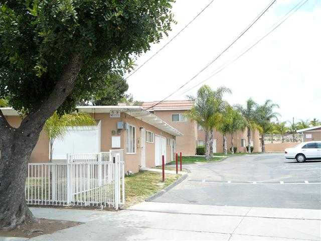 8170-8176 Dodie St in San Diego, CA - Foto de edificio - Building Photo