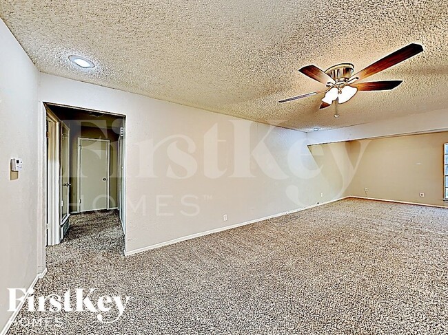 2709 Trinity Valley Ct in Fort Worth, TX - Foto de edificio - Building Photo