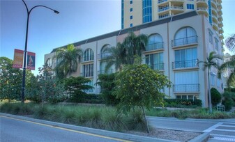 301 S Gulfstream Ave in Sarasota, FL - Building Photo