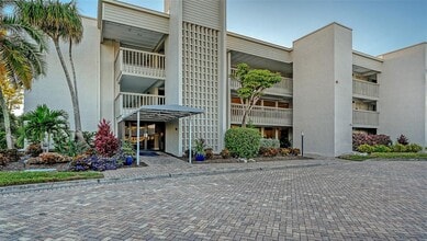 5757 Gulf of Mexico Dr in Longboat Key, FL - Foto de edificio - Building Photo