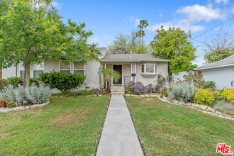 18919 Sylvan St in Los Angeles, CA - Foto de edificio - Building Photo