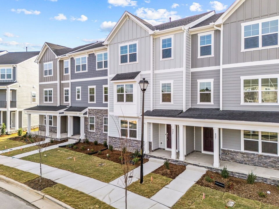 825 Basswood Gln Trl in Knightdale, NC - Foto de edificio