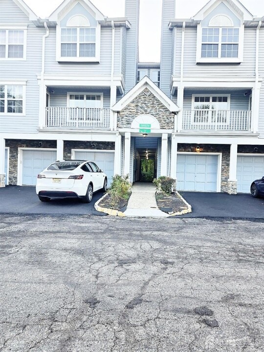 201 Prestwick Way in Edison, NJ - Building Photo