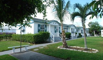 Lake Osbourne in Lake Worth, FL - Building Photo