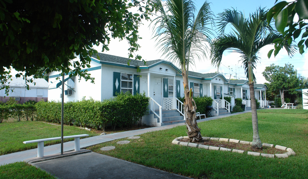 Lake Osbourne in Lake Worth, FL - Foto de edificio