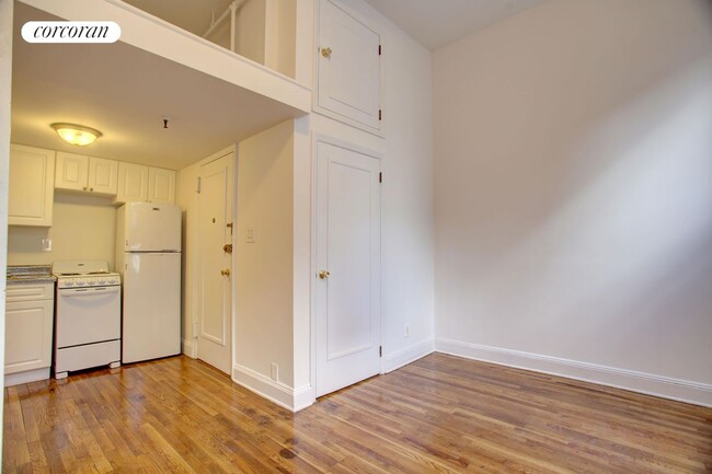 304 W 30th St in New York, NY - Building Photo - Building Photo
