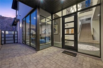577 Overlook Rim Dr in Henderson, NV - Foto de edificio - Building Photo