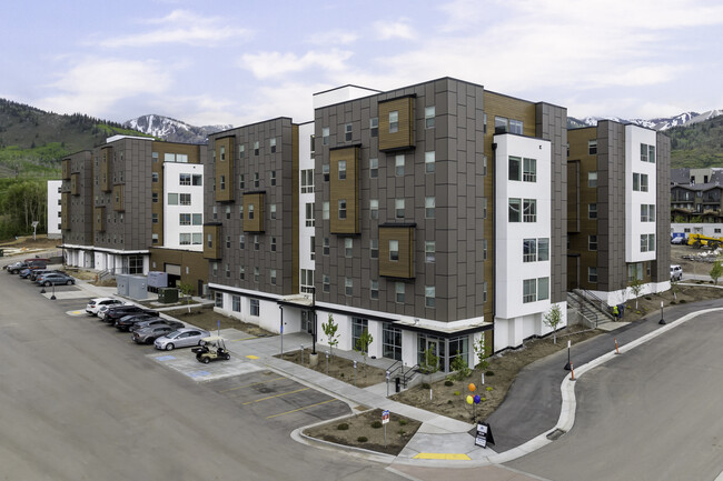 Slopeside Village Apartments and Townhomes in Park City, UT - Building Photo - Building Photo