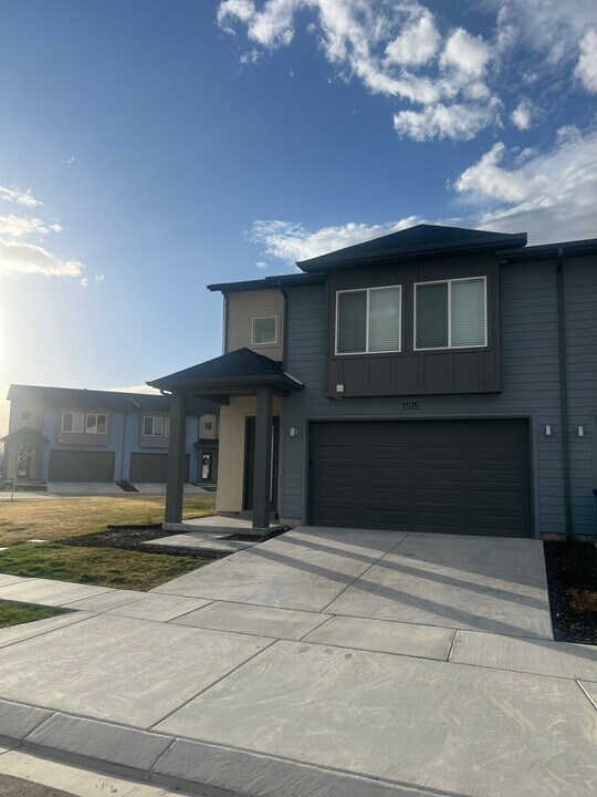 1515 W Filly Dr in Farmington, UT - Foto de edificio