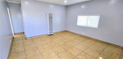 1342 E 77th Pl in Los Angeles, CA - Foto de edificio - Building Photo