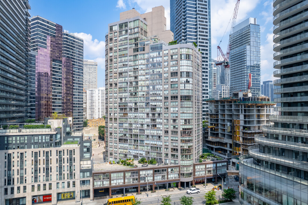 Century Plaza in Toronto, ON - Building Photo