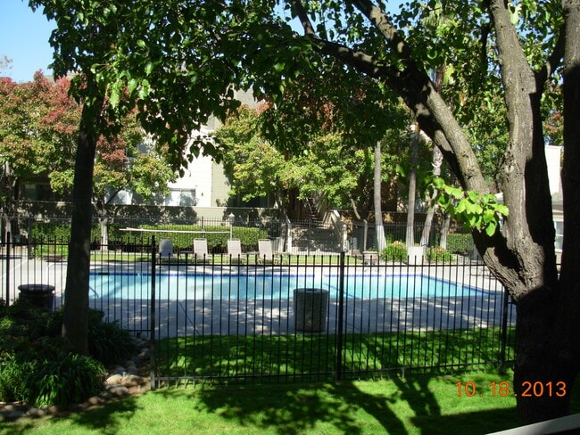 1019 Dornajo Way, Unit 220 in Sacramento, CA - Building Photo - Building Photo