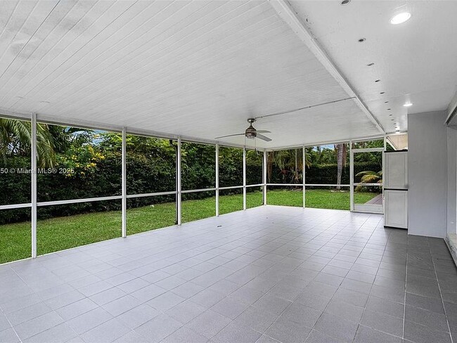 20525 Highland Lakes Blvd in Miami, FL - Building Photo - Building Photo