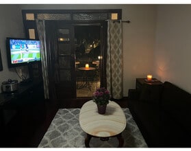 17220 Ballinger St, Unit Guest Suite - Luxurious in Northridge, CA - Foto de edificio - Building Photo