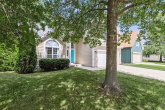 6361 Stevenson St in Shawnee, KS - Foto de edificio - Building Photo