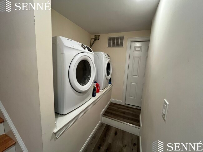 14 Flint St, Unit 1 in Somerville, MA - Foto de edificio - Building Photo