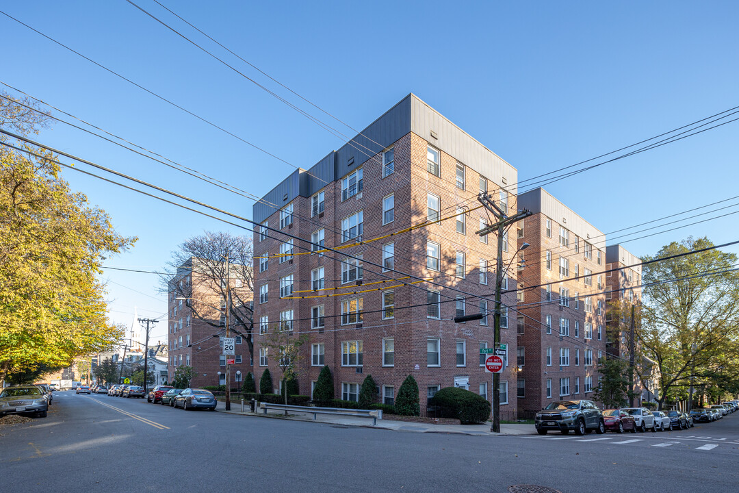 Fort Place Cooperative in Staten Island, NY - Building Photo