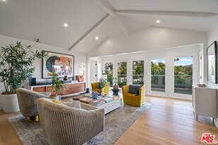 2071 Glencoe Way in Los Angeles, CA - Building Photo