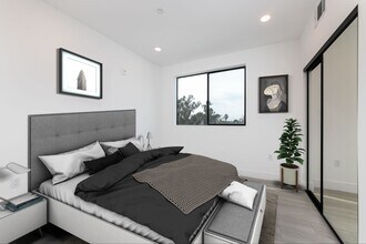 11500 Emelita St in Los Angeles, CA - Building Photo - Building Photo