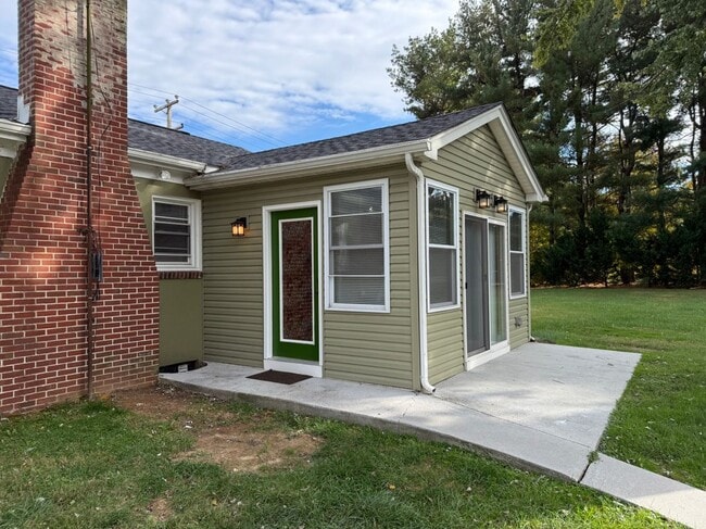 1606 Littlestown Pike in Westminster, MD - Foto de edificio - Building Photo